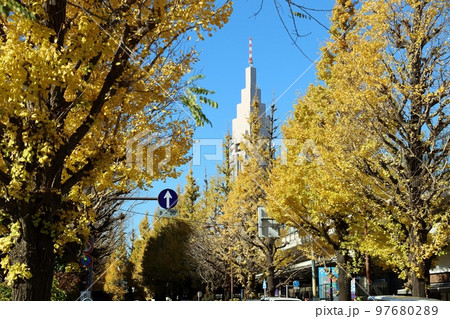 ドコモタワーと銀杏 97680289