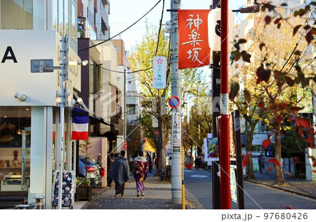 神楽坂の和服の女性 97680426