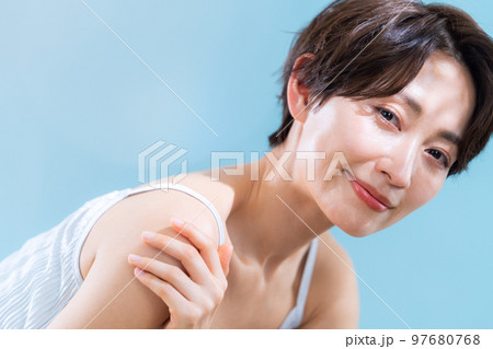 女性　ビューティー　美容　UVケア　スキンケア 97680768