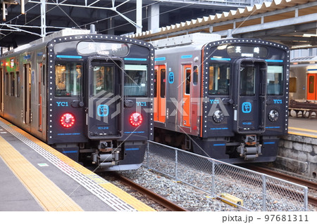 大村線 諫早駅に停車中のJR九州YC1系気動車 97681311