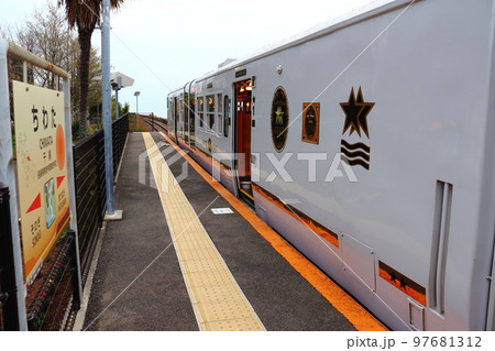 千綿駅に停車するふたつ星4047と駅名標 97681312