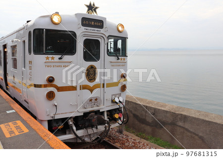 千綿駅に停車するふたつ星4047 97681315