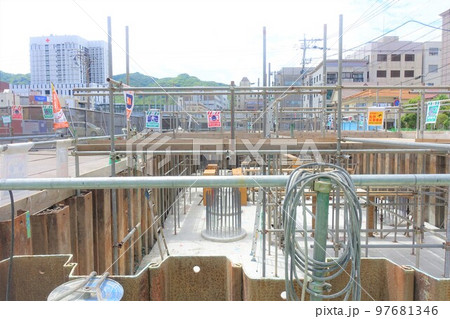 ビル建設現場の基礎工事 97681346