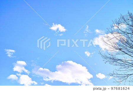 青空と雲イメージ 97681624