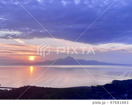 有明海に沈みゆく夕陽 有明海に沈みゆく夕陽 97681663