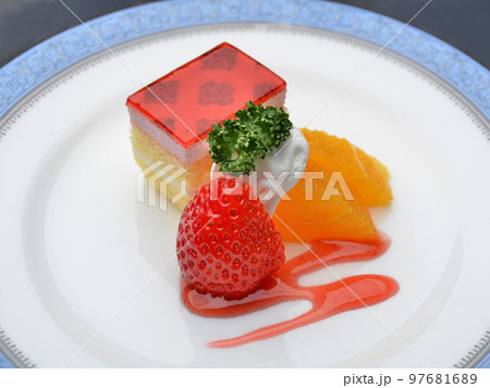 ケーキとフルーツのデザート ケーキとフルーツのデザート 97681689