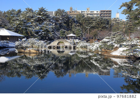 雪の縮景園 97681882