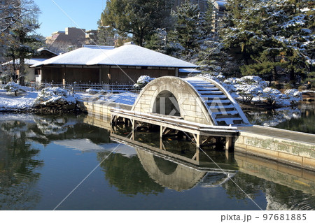 雪の縮景園 97681885