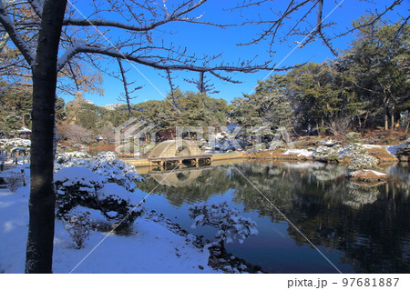 雪の縮景園 97681887