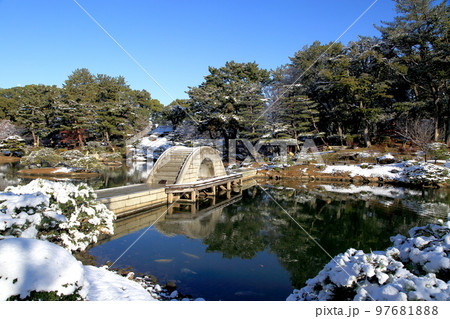 雪の縮景園 97681888