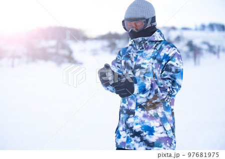 雪のレジャーなどに スノボの準備をする人 雪のレジャーなどに スノボの準備をする人 97681975