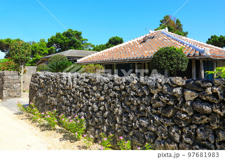 伝統的な八重山の家屋（石垣市） 97681983