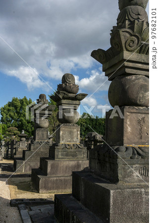 歴代上人の特徴ある墓石・伝通院 97682101