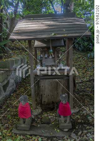 赤い涎掛けをかけた二匹の狐が守る小さな二重屋根の稲荷・文京区慈眼院・澤藏司稲荷 97682102