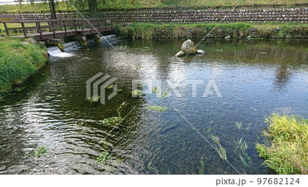 秋の安曇野憩いの池公園の風景 97682124
