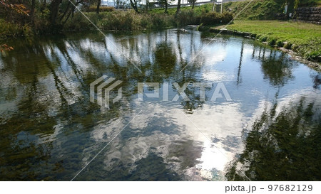 秋の安曇野憩いの池公園の風景 97682129