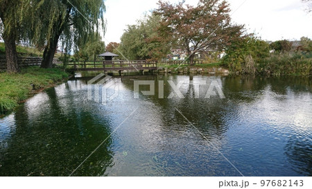 秋の安曇野憩いの池公園の風景 秋の安曇野憩いの池公園の風景 97682143