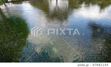 秋の安曇野憩いの池公園の風景 97682144