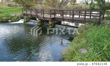 秋の安曇野憩いの池公園の風景 97682146