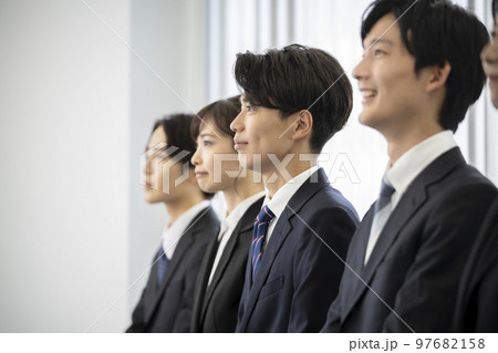 スーツを着た若い男女の横顔　就活生・フレッシャーズイメージ 97682158