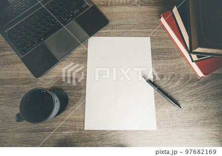 デスクとカップと筆記用具 デスクとカップと筆記用具 97682169