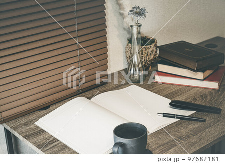 デスクとカップと筆記用具 97682181