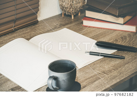 デスクとカップと筆記用具 デスクとカップと筆記用具 97682182