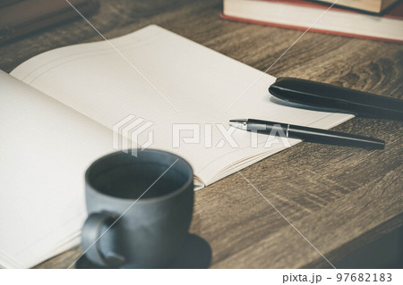 デスクとカップと筆記用具 97682183