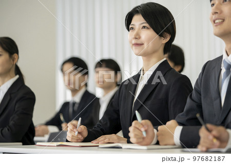 スーツ姿の若いセミナー受講者 イメージ スーツ姿の若いセミナー受講者 イメージ 97682187