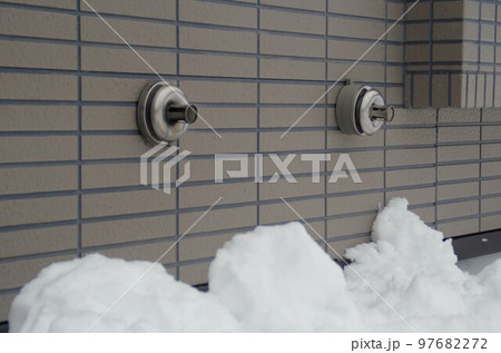 冬のストーブ吸排気筒の写真素材 97682272