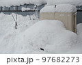 雪に埋まる灯油タンクの写真素材 97682273