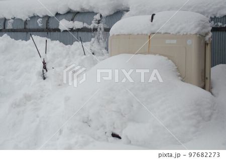 雪に埋まる灯油タンクの写真素材 97682273