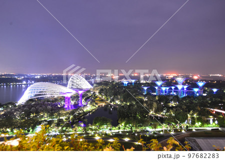 ガーデンズ・バイ・ザ・ベイの夜景全景 シンガポールの夜景 ガーデンズ・バイ・ザ・ベイの夜景全景 シンガポールの夜景 97682283