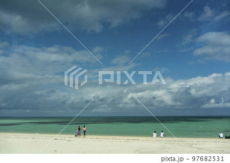ケルビン・ヘルムホルツ波のような層積雲の下、サンゴ礁の透き通った青い海と白い船・竹富島・星砂の浜 ケルビン・ヘルムホルツ波のような層積雲の下、サンゴ礁の透き通った青い海と白い船・竹富島・星砂の浜 97682531