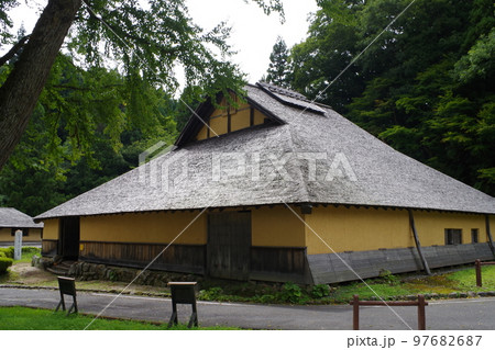 たたら製鉄高殿の建物の景色 97682687