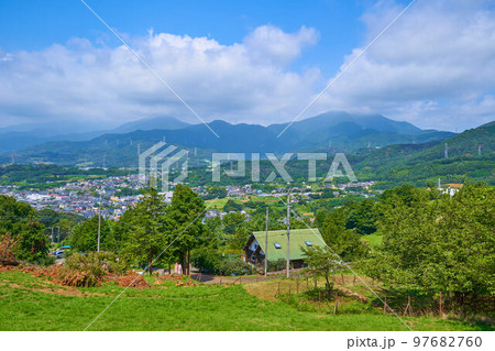 神奈川県秦野市の弘法山の西側の道から北側の眺望(大山,二ノ塔,秦野市曽屋など) 神奈川県秦野市の弘法山の西側の道から北側の眺望(大山,二ノ塔,秦野市曽屋など) 97682760