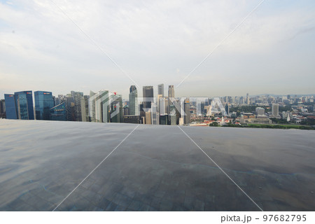 マリーナベイ・サンズのインフィニティプールから臨むシンガポールの絶景 97682795
