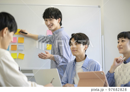 大学生　ディスカッション　イメージ 97682828