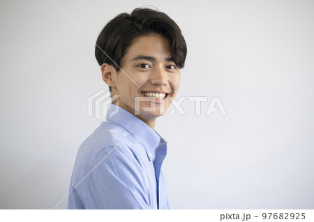 カメラ目線で笑顔の20代の男性 97682925