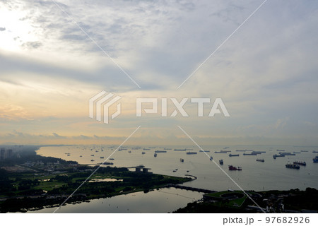 シンガポールの絶景 シンガポール海峡の大型船の航行 97682926