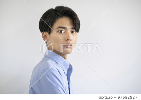カメラ目線の20代の男性　ポートレート 97682927