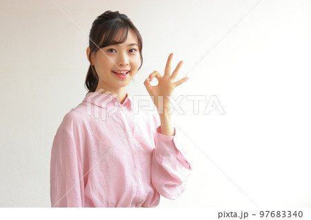 OKのポーズの若い女性2 97683340
