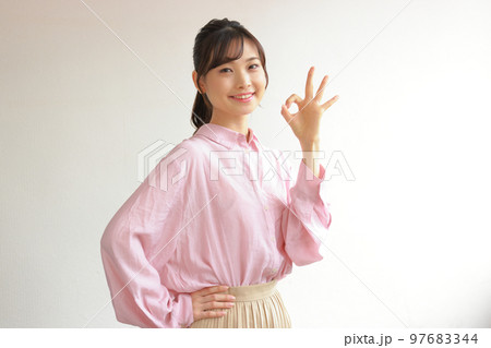 OKと腰に手を当てる若い女性2 97683344
