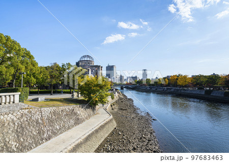 原爆ドームと川の風景 原爆ドームと川の風景 97683463