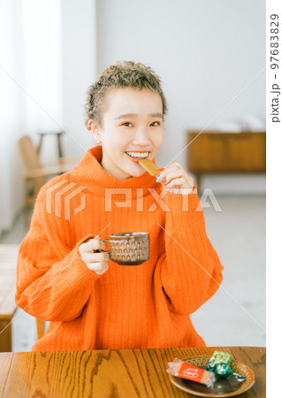おやつを食べる女性 97683829