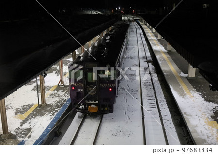 網走駅で出発を待つキハ40ディーゼル列車 網走駅で出発を待つキハ40ディーゼル列車 97683834