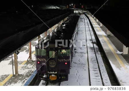 網走駅で出発を待つキハ40ディーゼル列車 97683836