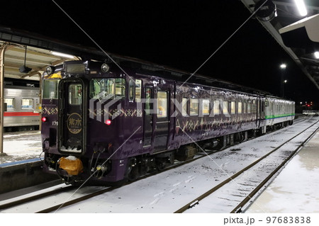 網走駅で出発を待つキハ40ディーゼル列車 97683838
