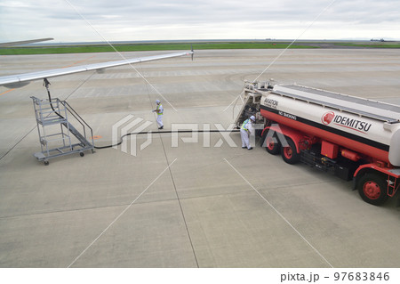 旅客機の給油作業 97683846