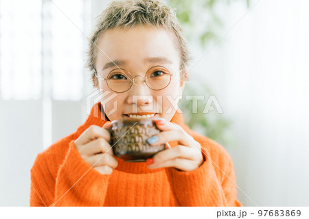 コーヒーを飲むベリーショートの女性 コーヒーを飲むベリーショートの女性 97683869